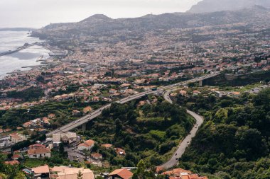 Portekiz 'in Madeira adasının Atlantik Okyanusu kıyısında kalesi olan Funchal şehri. Hava görüntüsü. Yüksek kalite fotoğraf