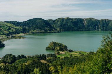 Azores - volkanik blus gölü Sete Cidades, Portekiz, San Miguel 'deki yeşil manzara. Yüksek kalite fotoğraf
