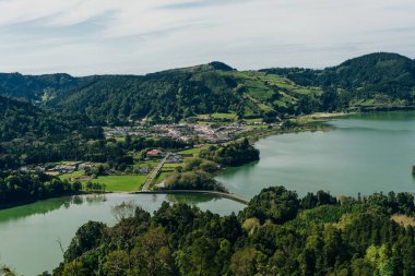 Azores - volkanik blus gölü Sete Cidades, Portekiz, San Miguel 'deki yeşil manzara. Yüksek kalite fotoğraf