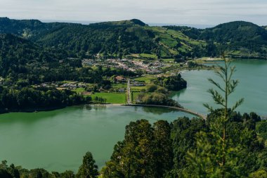 Azores - volkanik blus gölü Sete Cidades, Portekiz, San Miguel 'deki yeşil manzara. Yüksek kalite fotoğraf