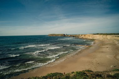 Peniche yarımadası, Portekiz 'deki kayalıkların jeolojik çıkarları doğrultusunda Papoa adasının kaya oluşumları. Yüksek kalite fotoğraf