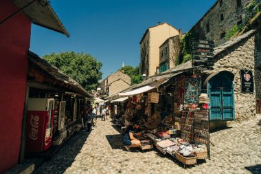 Mostar 'da yerel dükkanlar ve alışveriş merkezleri olan cadde. Geleneksel mimariyle çevrili. 10 Temmuz 2024. Yüksek kalite fotoğraf