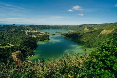 Azores - volkanik blus gölü Sete Cidades, Portekiz, San Miguel 'deki yeşil manzara. Yüksek kalite fotoğraf