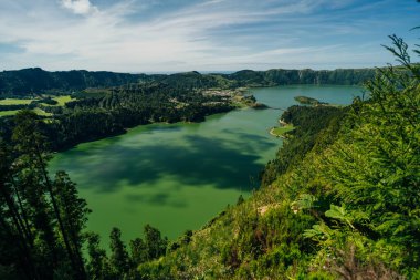 Azores - volkanik blus gölü Sete Cidades, Portekiz, San Miguel 'deki yeşil manzara. Yüksek kalite fotoğraf