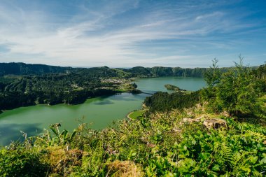 Azores - volkanik blus gölü Sete Cidades, Portekiz, San Miguel 'deki yeşil manzara. Yüksek kalite fotoğraf