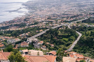 Portekiz 'in Madeira adasının Atlantik Okyanusu kıyısında kalesi olan Funchal şehri. Hava görüntüsü. Yüksek kalite fotoğraf