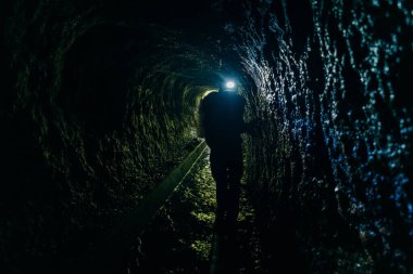Madeira 'da yürüyüş parkurundaki tünel, Levada Caldeirao Verde. Yüksek kalite fotoğraf