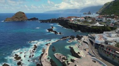 Portekiz, Madeira Adası, Porto Moniz 'de volkanik lav yüzme havuzu. Yüksek kalite 4k görüntü