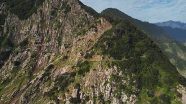 Pico do Arieiro 'dan Pico Ruivo' ya Madeira Adası, Portekiz 'deki gizemli manzara. Yüksek kalite 4k görüntü