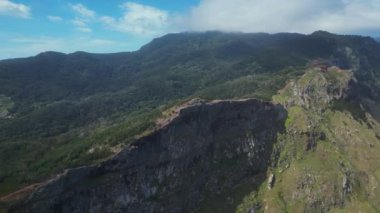 Cabo de Larano 'nun bakış açısı ve Vereda' nın Larano kıyı yürüyüşü yolu. Yüksek kalite 4k görüntü