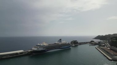 Funchal, Madeira - 2 Mart 2024 Funchal şehrinde büyük bir yolcu gemisi. Yüksek kalite 4k görüntü