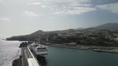 Funchal, Madeira - 2 Mart 2024 Funchal şehrinde büyük bir yolcu gemisi. Yüksek kalite 4k görüntü