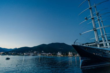 Tivat City, Karadağ - 18 Aralık 2023 yelkenli yatı Siyah İnci, en büyük yelkenli yatlarından biri. Yüksek kalite fotoğraf