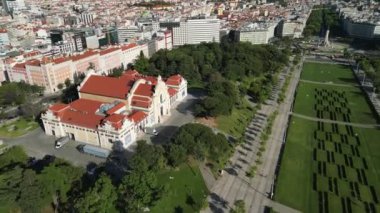 Gökyüzüne Karşı Yerleşim Yeri 'nde Ünlü Park Eduardo Vii' nin Hava Çekimi güneşli bir günde Lizbon, Portekiz 'de İHA uçuşu. Yüksek kalite 4k görüntü