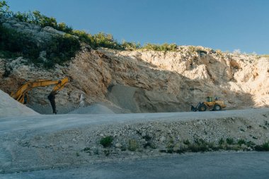 Kazıcılar kilden açık endüstriyel taş ocağı oluşturuyor. Yüksek kalite fotoğraf