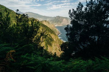 Cabo de Larano 'nun bakış açısı ve Vereda' nın Larano kıyı yürüyüşü yolu. Yüksek kalite fotoğraf