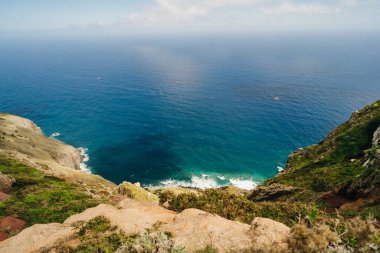 Cabo de Larano 'nun bakış açısı ve Vereda' nın Larano kıyı yürüyüşü yolu. Yüksek kalite fotoğraf