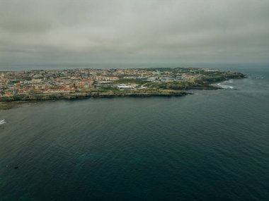 Peniche yarımadası, Portekiz 'deki kayalıkların jeolojik çıkarları doğrultusunda Papoa adasının kaya oluşumları. Yüksek kalite fotoğraf