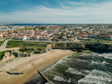 Peniche yarımadası, Portekiz 'deki kayalıkların jeolojik çıkarları doğrultusunda Papoa adasının kaya oluşumları. Yüksek kalite fotoğraf