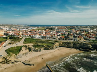 Peniche yarımadası, Portekiz 'deki kayalıkların jeolojik çıkarları doğrultusunda Papoa adasının kaya oluşumları. Yüksek kalite fotoğraf