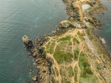 Peniche yarımadası, Portekiz 'deki kayalıkların jeolojik çıkarları doğrultusunda Papoa adasının kaya oluşumları. Yüksek kalite fotoğraf