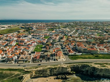 Peniche yarımadası, Portekiz 'deki kayalıkların jeolojik çıkarları doğrultusunda Papoa adasının kaya oluşumları. Yüksek kalite fotoğraf