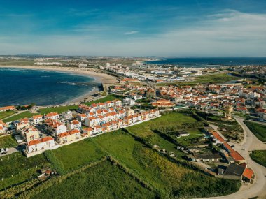 Peniche yarımadası, Portekiz 'deki kayalıkların jeolojik çıkarları doğrultusunda Papoa adasının kaya oluşumları. Yüksek kalite fotoğraf