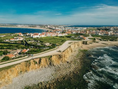 Peniche yarımadası, Portekiz 'deki kayalıkların jeolojik çıkarları doğrultusunda Papoa adasının kaya oluşumları. Yüksek kalite fotoğraf