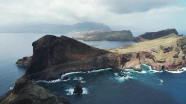 Portekiz, Atlantik 'in ortasındaki Madiera Adası' nın doğu ucunun havadan çekilmiş görüntüsü. Yüksek kalite 4k görüntü