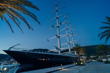 Tivat City, Karadağ - 18 Aralık 2023 yelkenli yatı Siyah İnci, en büyük yelkenli yatlarından biri. Yüksek kalite fotoğraf