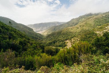 Cabo de Larano 'nun bakış açısı ve Vereda' nın Larano kıyı yürüyüşü yolu. Yüksek kalite fotoğraf