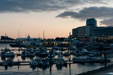 Ponta Delgada, Portekiz - 2 Mayıs 2024 Portekiz, Ponta Delgada limanında demirleme. Azores. Yüksek kalite fotoğraf