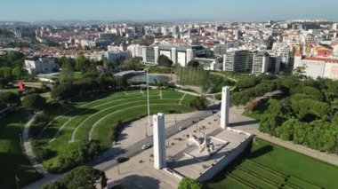 Gökyüzüne Karşı Yerleşim Yeri 'nde Ünlü Park Eduardo Vii' nin Hava Çekimi güneşli bir günde Lizbon, Portekiz 'de İHA uçuşu. Yüksek kalite 4k görüntü