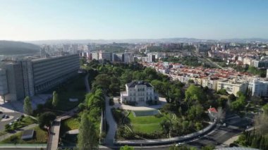 Gökyüzüne Karşı Yerleşim Yeri 'nde Ünlü Park Eduardo Vii' nin Hava Çekimi güneşli bir günde Lizbon, Portekiz 'de İHA uçuşu. Yüksek kalite 4k görüntü