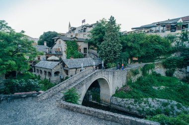 MOSTAR, BOSNIA VE HERZEGOVINA - 18 Mayıs 2024: Eğri Köprü manzarası. Yüksek kalite fotoğraf