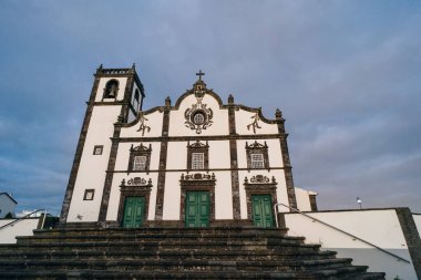 Portekiz, Ponta Delgada 'daki Igreja de Sao Roque Ana Kilisesi' nin yanındaki Barok Kilisesi, 2 Mayıs 2024. Yüksek kalite fotoğraf