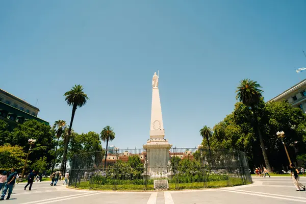 Arjantin 'in Buenos Aires şehrindeki Plaza de Mayo' daki Piramide de Mayo, 2 Aralık 2023. Yüksek kalite fotoğraf