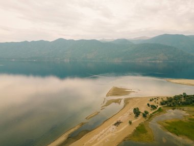 Yazın Altai Dağları 'ndaki Teletskoye Gölü' nün havadan görünüşü. Yüksek kalite fotoğraf