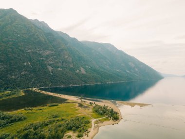 Yazın Altai Dağları 'ndaki Teletskoye Gölü' nün havadan görünüşü. Yüksek kalite fotoğraf