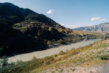Resimli dağ vadisi, Katun nehri, Altai. Yaz gezisi. Yüksek kalite fotoğraf