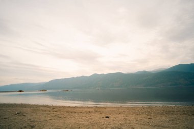  Teletskoye Gölü yazın Altai Dağları 'nda. Yüksek kalite fotoğraf