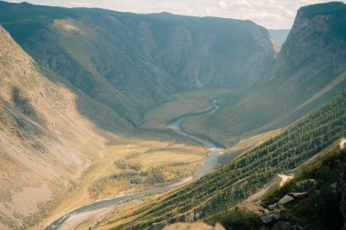 Rusya 'nın Altai Cumhuriyeti' ndeki Katu Yaryk geçidi manzarası. Altai Dağları. Dağ geçidi Katu-Yaryk. Dağ nehri vadisi Chulyshman. Dağ tehlikeli. Yüksek kalite fotoğraf