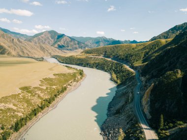 Resimli dağ vadisi, Katun nehri, Altai. Yaz gezisi. Yüksek kalite fotoğraf