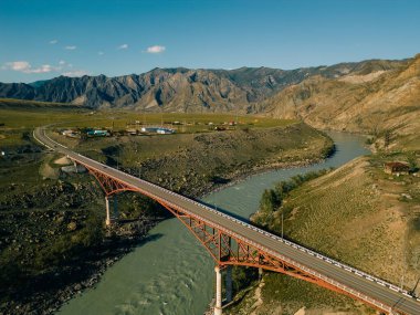 Resimli dağ vadisi, Katun nehri, Altai. Yaz gezisi. Yüksek kalite fotoğraf