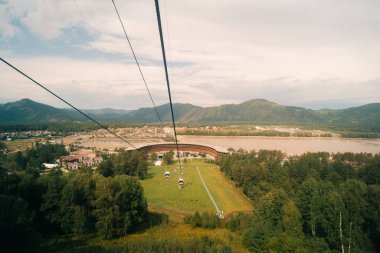 Manzherok tatil köyü, Rusya. Gökyüzüne karşı bir teleferik kulübesinin yakın çekimi. Dağlardaki gözetleme noktalarına kablolu araba gezisi. - Evet. Yüksek kalite fotoğraf