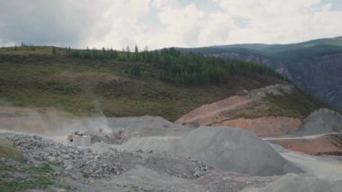 Mavi gökyüzüne karşı taş kırma makinesi, yakın plan. Madencilik endüstrisi. Taş ocağı ve maden malzemeleri. Yüksek kalite fotoğraf