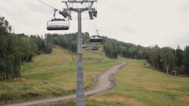 Dağlardaki teleferik kulübeleri. Yüksek kalite 4k görüntü