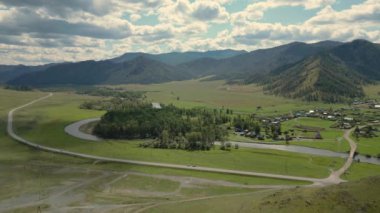 Dağlarda yeşil çayır. Altai, Sibirya, Rusya. Yüksek kalite fotoğraf