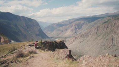 Rusya 'nın Altai Cumhuriyeti' ndeki Katu Yaryk geçidi manzarası. Altai Dağları. Dağ geçidi Katu-Yaryk. Dağ nehri vadisi Chulyshman. Dağ tehlikeli. Yüksek kalite fotoğraf