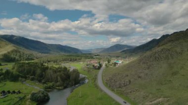 Dağlarda yeşil çayır. Altai, Sibirya, Rusya. Yüksek kalite fotoğraf